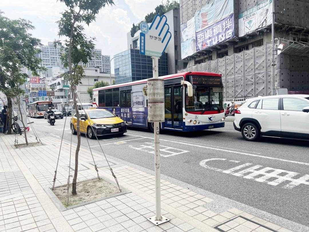 主要幹道公車路線眾多，可通往大台北各區。