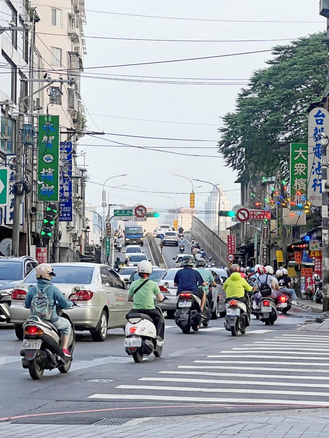 連外橋樑多，過新海橋可通往板橋一帶