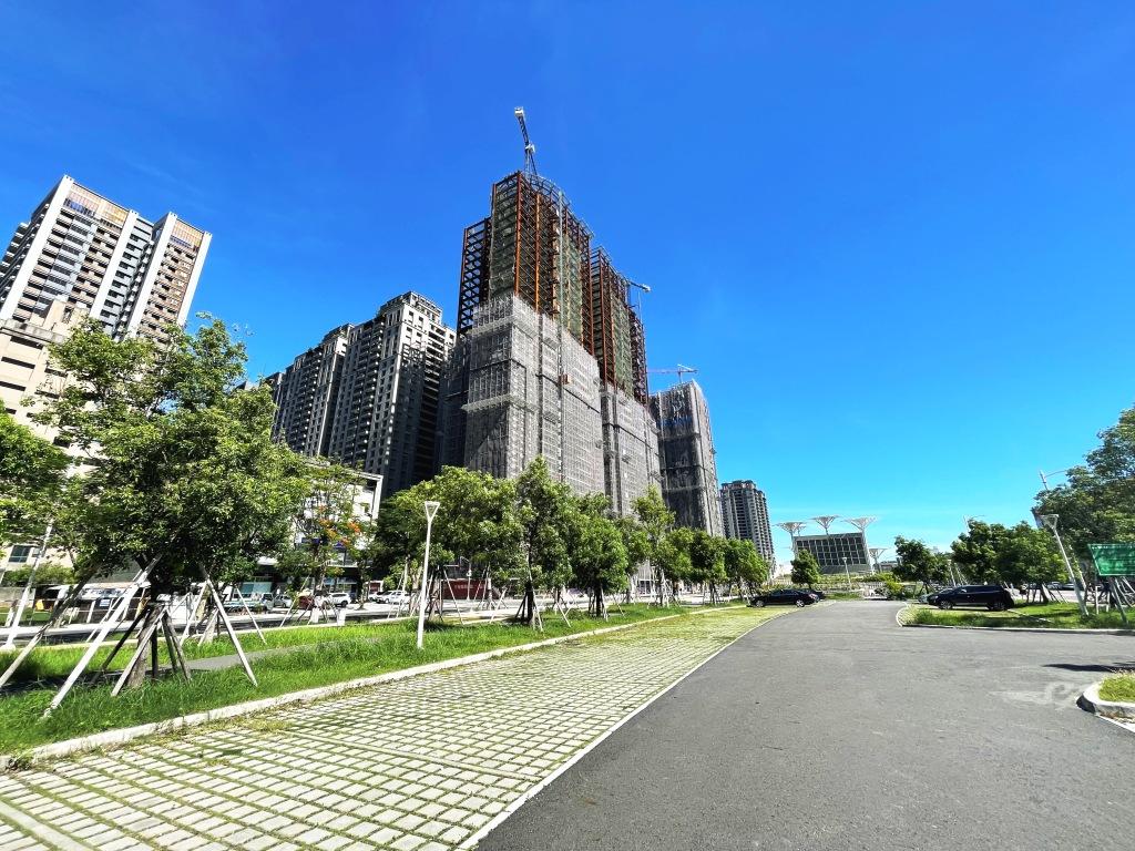 位於北高雄美術館園區的馬卡綠園道生活圈，坐擁綠地水景優質居家環境，帶動高質感大樓市場蓬勃成長。