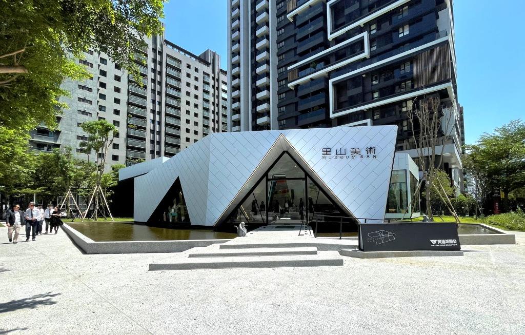 興連城在美術館園區美明路新推出「里山美術」超高層景觀大樓預售案，實登價介於單坪50~63萬元之間，銷售順暢已近最後封盤階段。