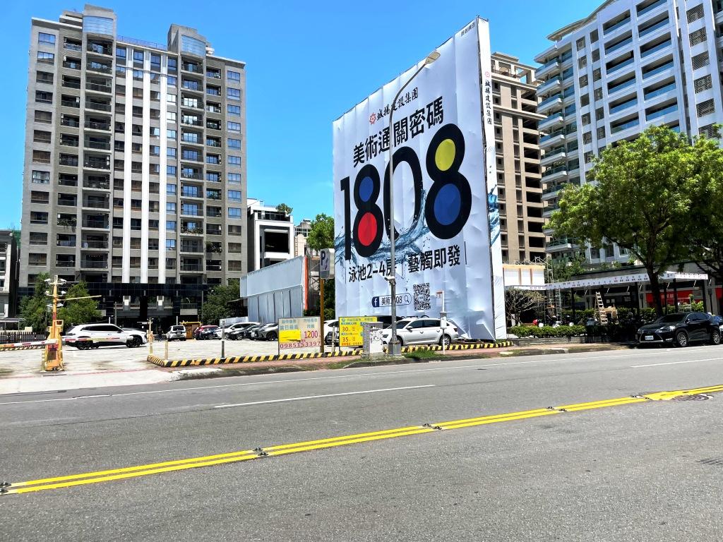 美術館園區品牌建商包括仰德、城揚、興連城新推出的預售案，均價帶紛紛站穩單坪53~55萬元之間，部分高樓層也出現單坪57~63萬元的高檔行情。