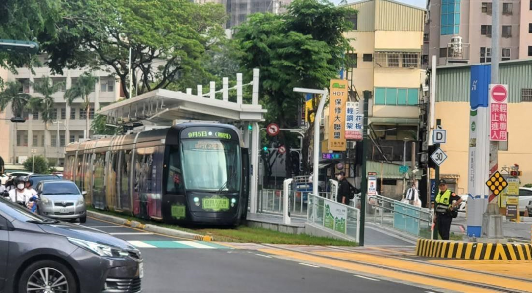 高雄輕軌成圓營運後，輕軌營運路網擴大且更加健全便利，全線包含8所高中職，輕軌成為學生就學重要公共交通服務。8車站運量在半年內，增加1995人次，成長幅度大增35%。（圖：高市府提供）