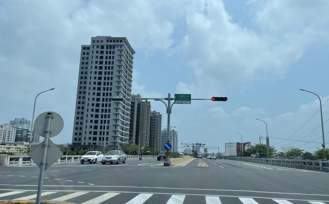 安南區的預售屋市場在全市名列前茅，顯示該區不動產市場的強勁需求與發展潛力。但南市府地政局發現，安南區的預售屋實價登錄申報案件中，以「逾期申報」的裁罰情形最為常見。