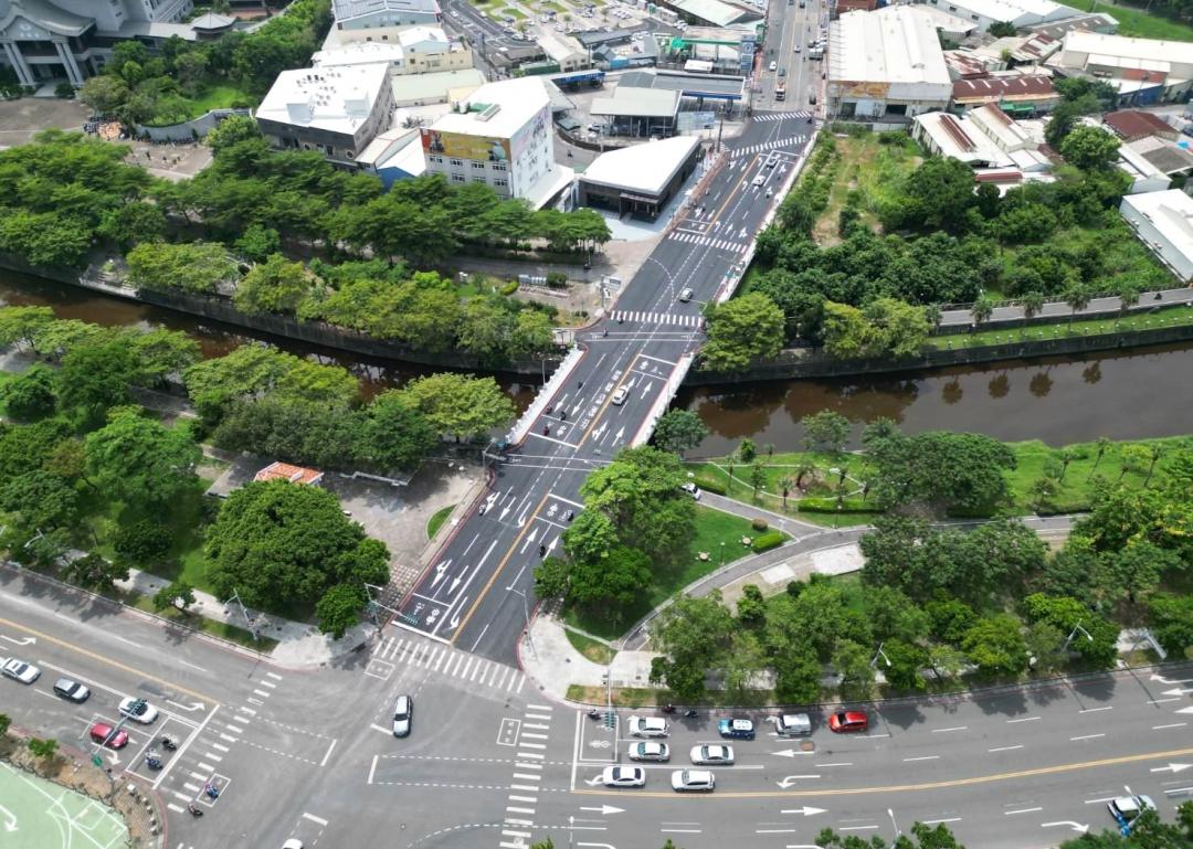 高市府工務局道路養護工程處著手進行自由橋車道拓寬工程，將原先的四線道擴增至五線道，新增龍德新路左轉道進一步提升儲車空間。(圖:高市府提供)