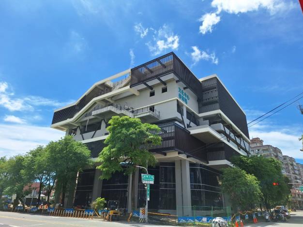 南市府向交通部爭取前瞻基礎建設經費興建「文化中心停E5立體停車場」，目前工程進度近90%並預計10月完工。完工後將比現況增加4倍停車格位，以紓緩東區文化中心附近停車需求。(圖:南市府提供)