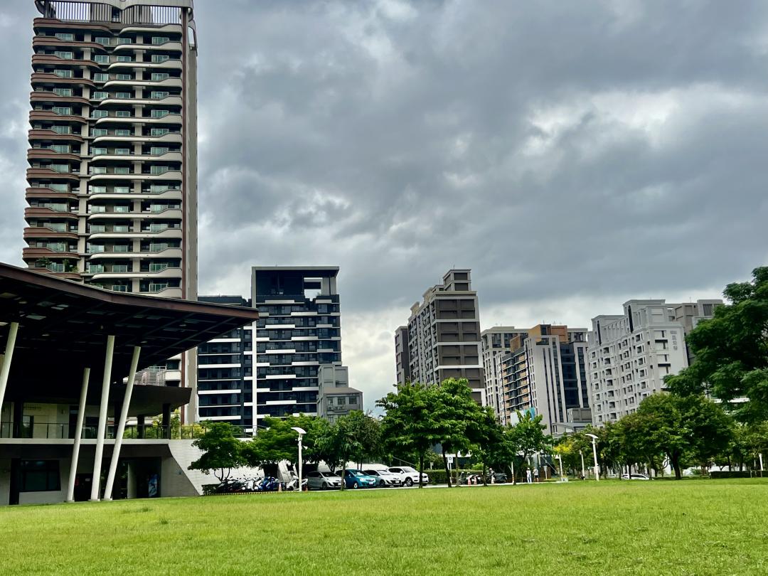 桃園中路公園綠地多，鄰近交流道優勢，吸引不少雙北、新竹客群。