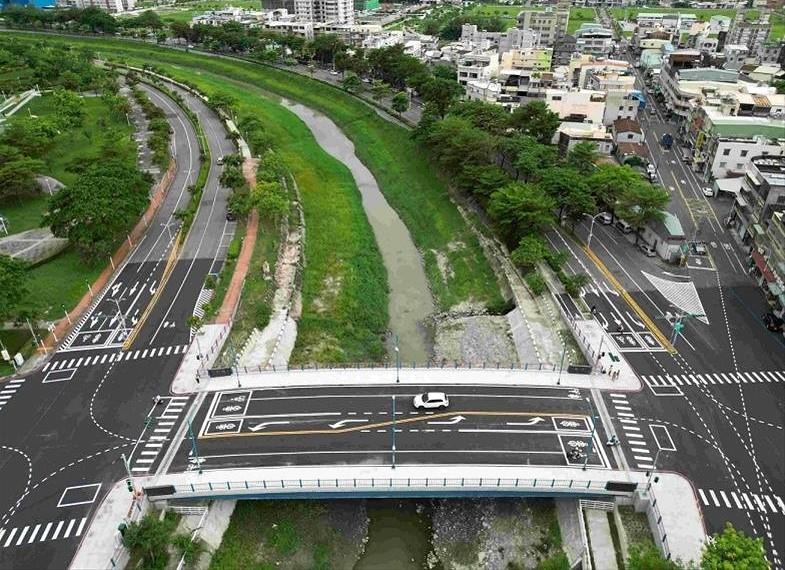 岡山筧橋西側之機15 土地，市府也規劃將興建6 層嶄新的合署新行政中心，預計進駐區公所、警察局、消防分隊、清潔隊、戶政事務所及地政事務所等單位，筧橋的改建有助提升岡山地區整體交通機能。(圖:高市府工務局提供)