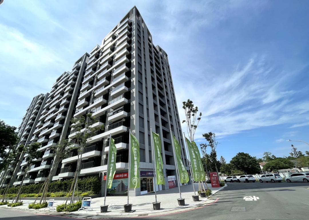 左營軍區旁海景街「光洲耘海」新成屋大樓案，訴求距台積電廠區僅約3~5分鐘車程，吸引高科技工程師進場。