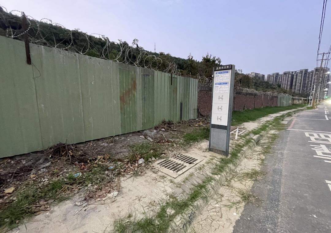 山陀兒颱風又造成美術公園旁明誠四路、馬卡道路、翠華路、逢甲路等路段出現短期積淹水，內惟鼓山三路旁的營區也出現多處圍牆遭颱風吹垮，大量黃泥汙水流下鼓山三路，也造成美術公園一帶因排水不及而積淹水。