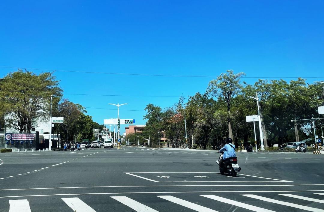 清華大學、陽明交通大學等頂尖學府將在蓮池潭畔與美國學校旁的舊左營國中校址設立高雄分部，蓮池潭畔周圍新建案紛紛吸納工程師客層進場。