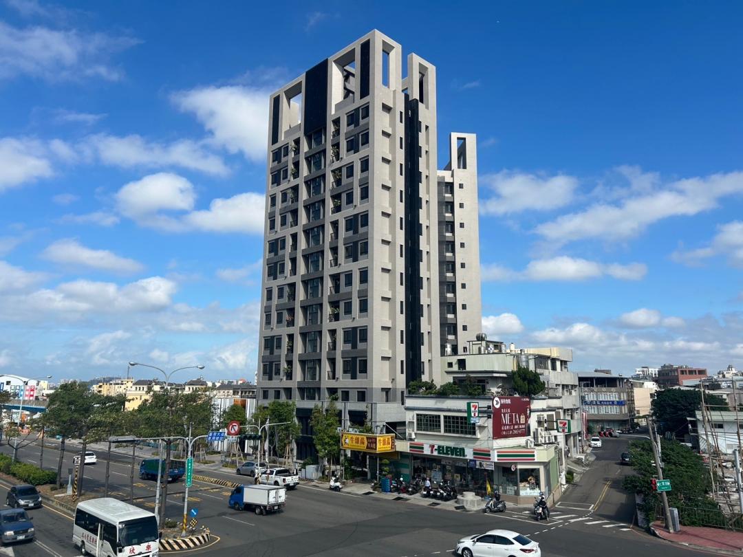 新成屋除了銀行核貸成數較高，規劃配備更符合現代居住需求，施工用料也可眼見為憑，免於爛尾、無法交屋的風險。