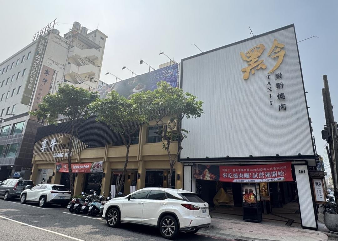 壹起飛集團於中華三路近六合路開設的享牛溫體牛火鍋二樓，又開設「炭黔燒肉」中華旗艦店，室內坪數約180坪，約可容納260人，為了提供寬敞舒適的用餐空間不惜斥資4000萬打造，預計11月15日開幕，堪稱高雄市中心最大燒肉店。(圖:業者提供)