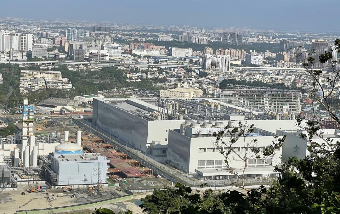 台積電高雄2奈米廠今（26）日舉行進機典禮，成為台積電於高雄第一座晶圓廠，且將採用2奈米先進製程，估計最快明年Q2季底試產。