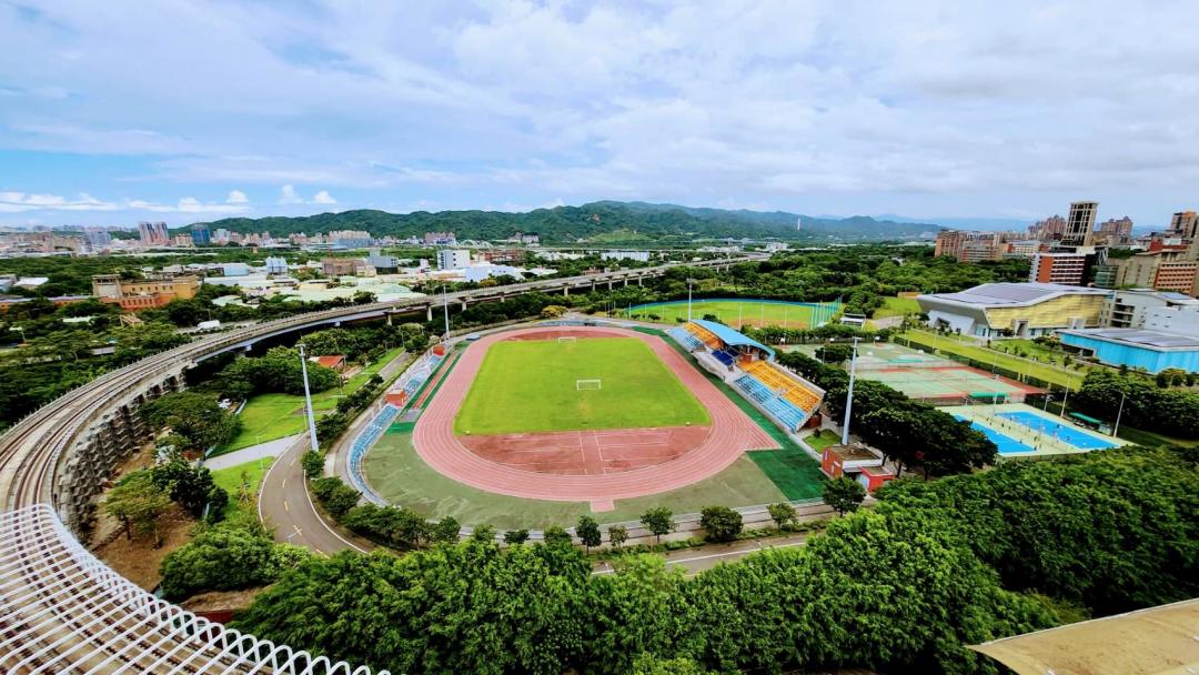 許多大學具備多樣的運動場地與綠地景觀，提供周遭居民運動和休閒的場所，成為周遭房市的一大亮點。(永慶房屋提供)