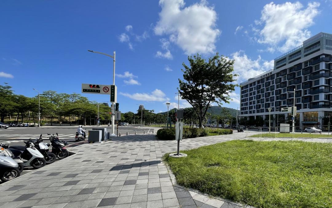 高雄知名豪宅區的北高雄美術館園區，日前連續二次颱風帶來豪大雨，卻讓美術公園旁路段出現短期積淹水窘況。