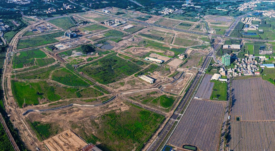 橋頭科學園區持續建設中，「三橫三豎」路網計畫將健全園區未來聯外交通路網，繼岡山區友情路拓寬開放通行也進行大遼路拓寬，以及高雄新市鎮1-2號道路開闢也即將完工，路網成形將帶動地方發展。(圖:業者提供)