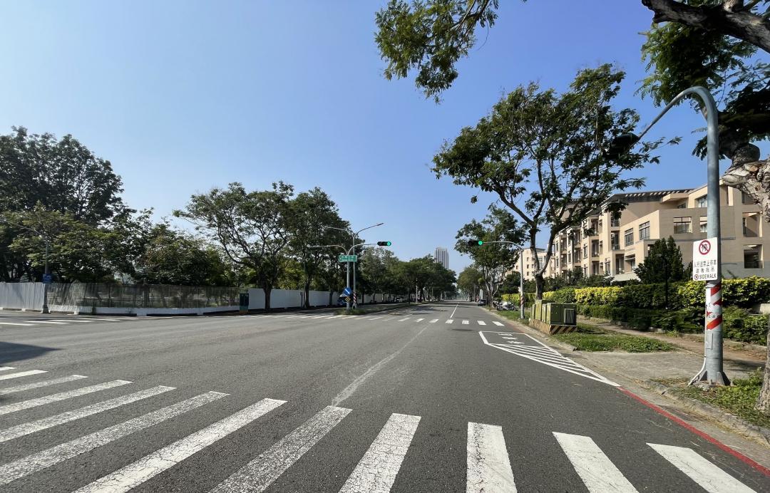 高大特區除了近台積電廠區，區域內家樂福賣場、藍田公園、高雄大學的優勢，緊鄰藍田國小的校園概念宅，有利持續吸引自住型科技新貴客層進場。