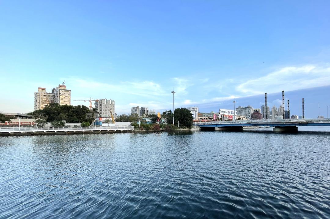 愛河下游優美景色與休閒環境優勢，同時在亞洲新灣區建設計畫持續推動，國際AI產業陸續將進駐，緊鄰愛河畔的景觀輕豪宅也因供給限量，成為當前市場上的亮點產品。