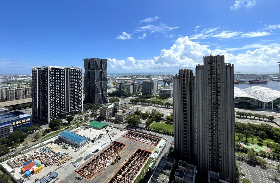 亞洲新灣區以智慧科技帶動產業轉型，創造科技產業生活多元使用優質水岸環境，預期吸引產業進駐投資550億，提供超過4200個就業機會，高雄將晉升全球國際港灣城市行列。