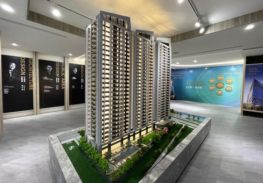 立信建設在愛河畔建國三路、同盟三路旁約1941坪基地，新規劃推出樓高27~28層超高層「立信 立天下」景觀輕豪宅大樓預售案，主力產品採20~42坪的2~3房安排，戶戶配置全平面車位，連2房也可購買平面車位。