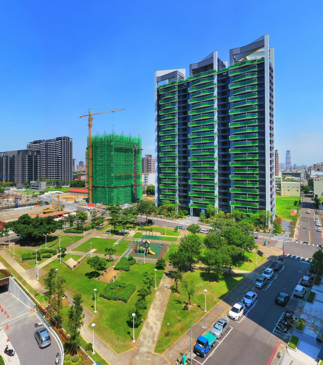 京城集團在中都榕樹公園賞景首排基地，新完工推出「京城馥之森」景觀換屋大樓，採46~65坪規劃，部份四房安排三面採光，並可搭配選購雙平面車位，建築規劃23層與設計錯層景觀陽台，展現搶眼特色。(圖:業者提供)