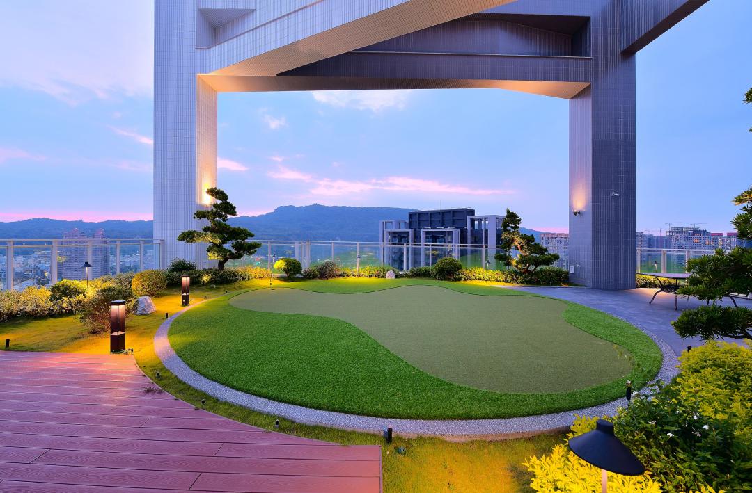 為發揮基地直接面對榕樹公園賞景第一排優勢，頂樓特別設計空中花園與賞景區，讓住戶可在頂樓眺望柴山與中都、美術園區景觀。(圖:業者提供)