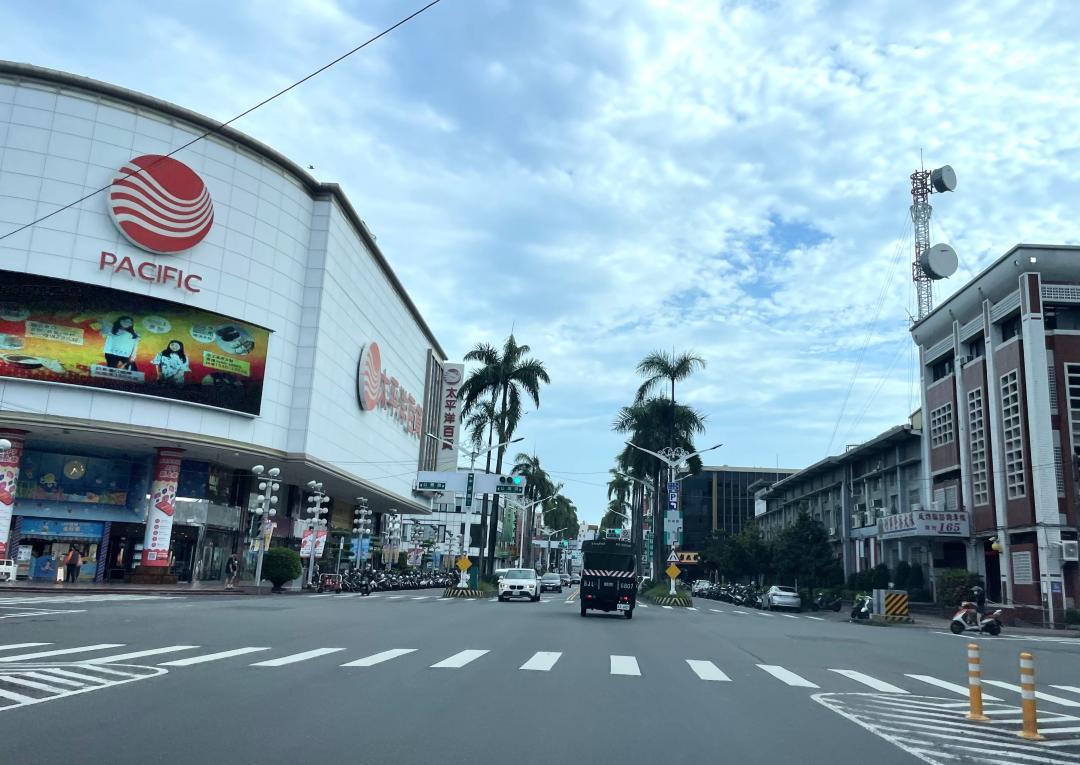 屏東縣地價及標準地價評議委員會評議通過，新地王位於屏東市中正路及公園路交叉口之太平洋百貨，成為屏縣最高區段地價及最高宗地地價之所在，公告現值每平方公尺20萬3000元(每坪約67萬元)。