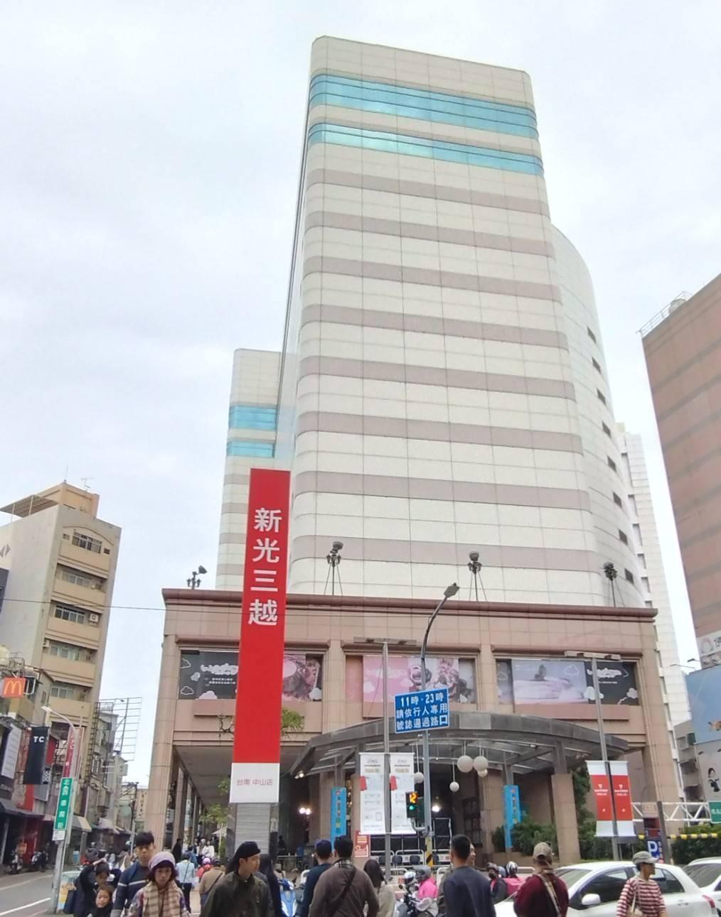 南市「地王」仍由位處中山路、民族路及西華南街路口的新光三越中山店所座落商業區土地蟬連，公告土地現值為每平方公尺34萬9千元（每坪約為115萬元）。(圖:南市府地政局提供)