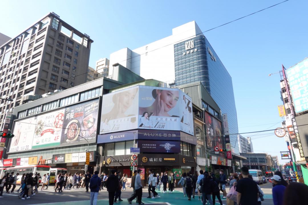 桃園114年公告土地現值平均調幅6.34%，地王仍由桃園區中正路與復興路交叉路口之商業區角地蟬聯。（桃園市政府提供）