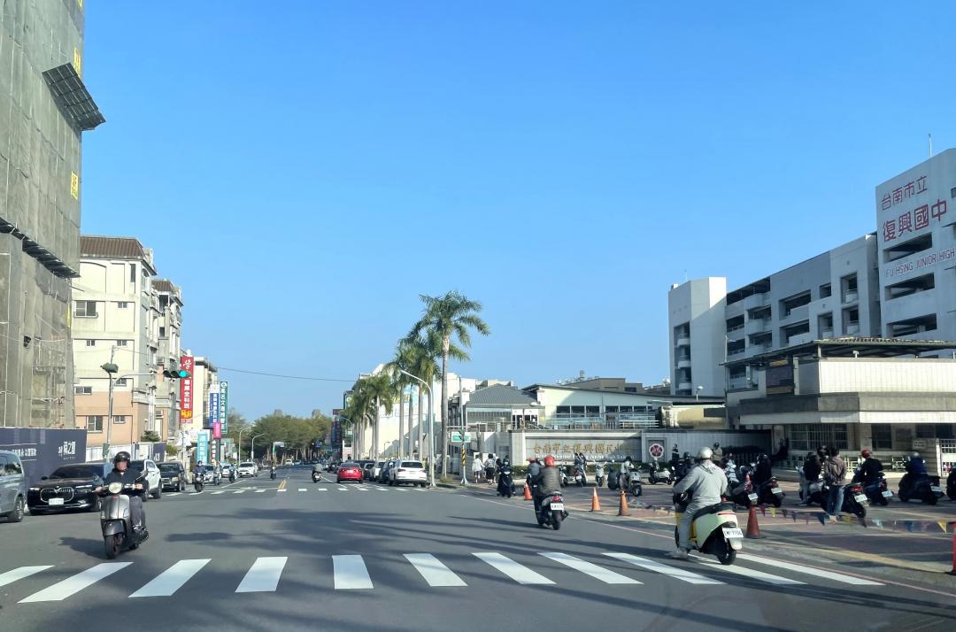 東區虎尾寮重劃區為發展成熟的知名高級住宅區，目前也陸續出現高質感大樓推案，包括品舜、永龍等台南品牌建商陸續進場推出高質感大樓，售價也站穩5字頭。