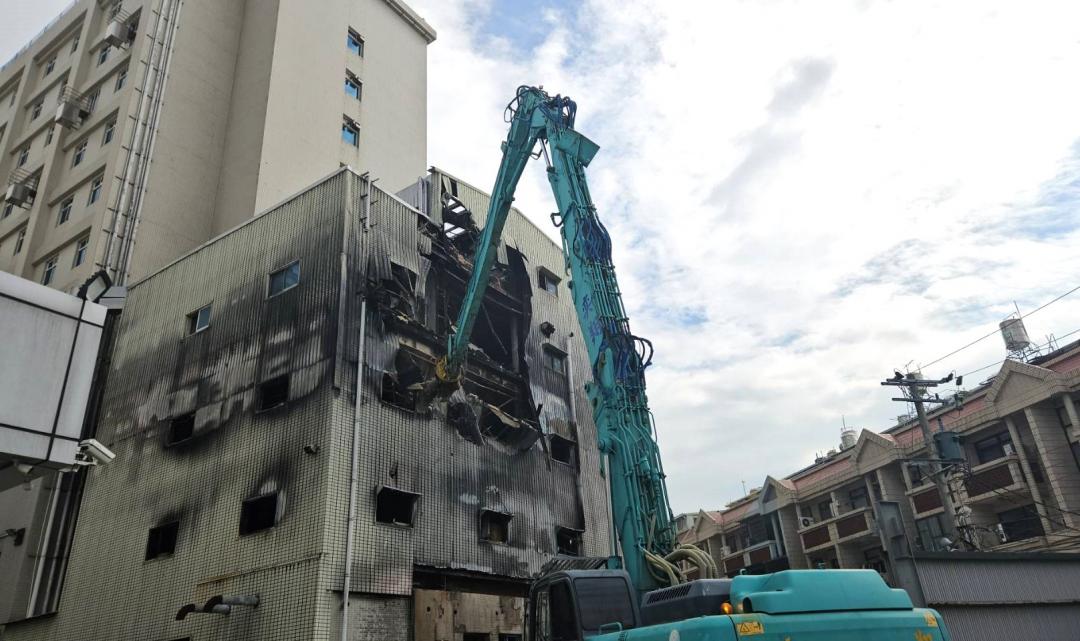 屏東東港安泰醫院超級違建在去年10月大火造成9人死傷後現形，全院違建面積約1萬310平方公尺，總違建率高達47.2%，屏縣府今(14)日執行該醫院D棟大樓及動力中心違建拆除作業，預計拆除違建面積6000平方公尺，工期最長2個月。(圖:屏縣府提供)