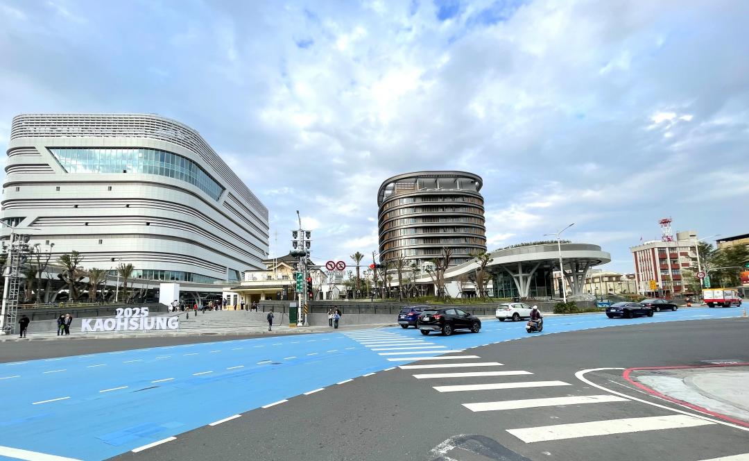 高市府推動「高雄車站更新地區（車站專用區四、五及部分第四種商業區）都市更新計畫案」 辦理都市計畫變更，將調整部分土地使用管制方式，讓尚待開發之車專四、車專五提升土地使用效益與空間發展潛力，連結鄰近主力商圈與便利生活機能、帶動周邊整體經濟發展。