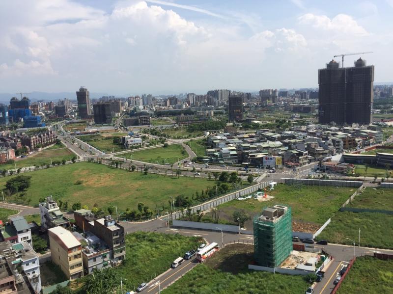 透天厝別墅產品建坪大，土地持分也大，因此總價高，易觸及高總價限貸門檻。(台灣房屋提供)