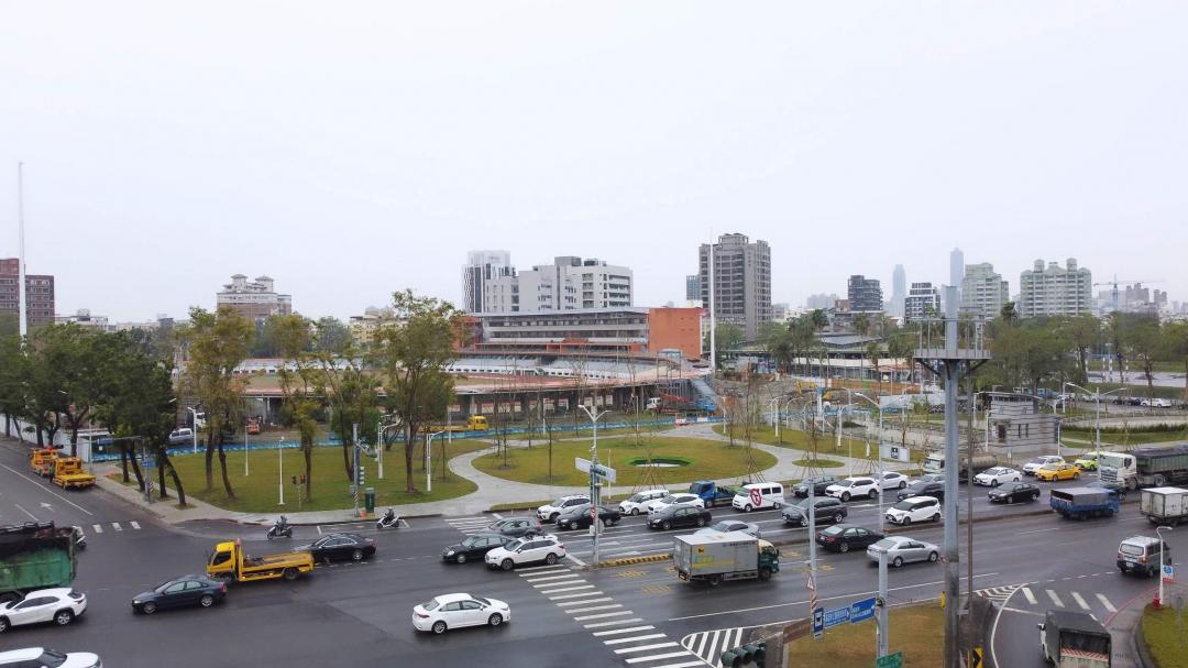 高市府啟動中正體育場改造，轉型成為「Kaohsiung Highline」，體育場前廣場全新改造完工，近期正式開放啟用，該區將成為大型運動休閒生活聚落，也讓鄰近橘線O9站的高質感大樓受到市場青睞。(圖:高市府工務局提供)