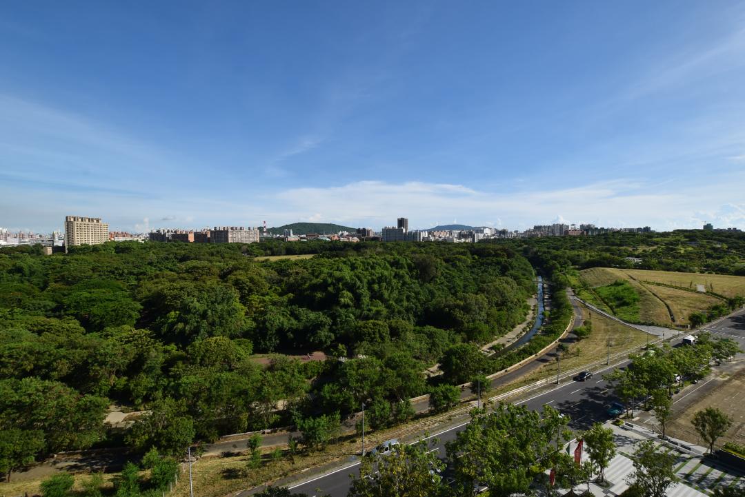 廣達約100公頃高雄都會公園，享有休閒賞景優勢。 