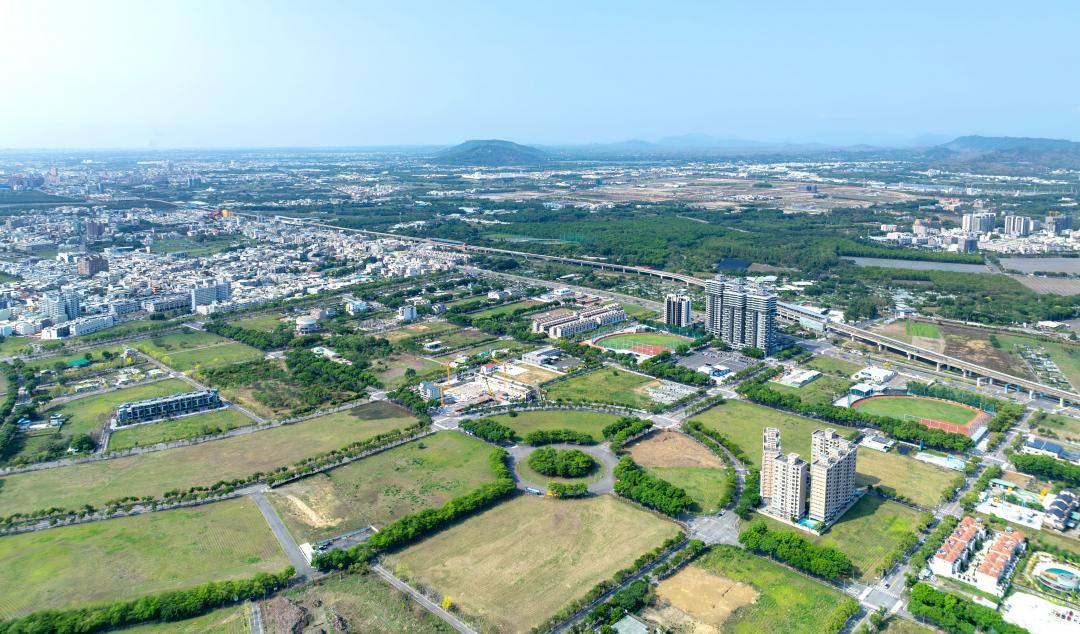 橋新特區生活圈緊鄰捷運紅線與台1線省道、高雄都會公園，綠地優質環境且交通便利。(圖:海宇國際提供)