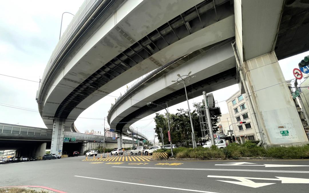 中山高五甲交流道，成為連結鳳山、前鎮、小港與中正辦公商圈的交通要道，便利交通讓鳳山保泰生活圈穩定成長。