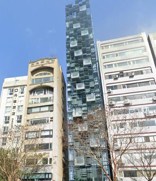 位於台北大安森林公園第一排知名豪宅「水樹之間」，不到50坪的基地，因地段極具優勢，單價逼近200萬元。(圖/取自GOOGLE街景)