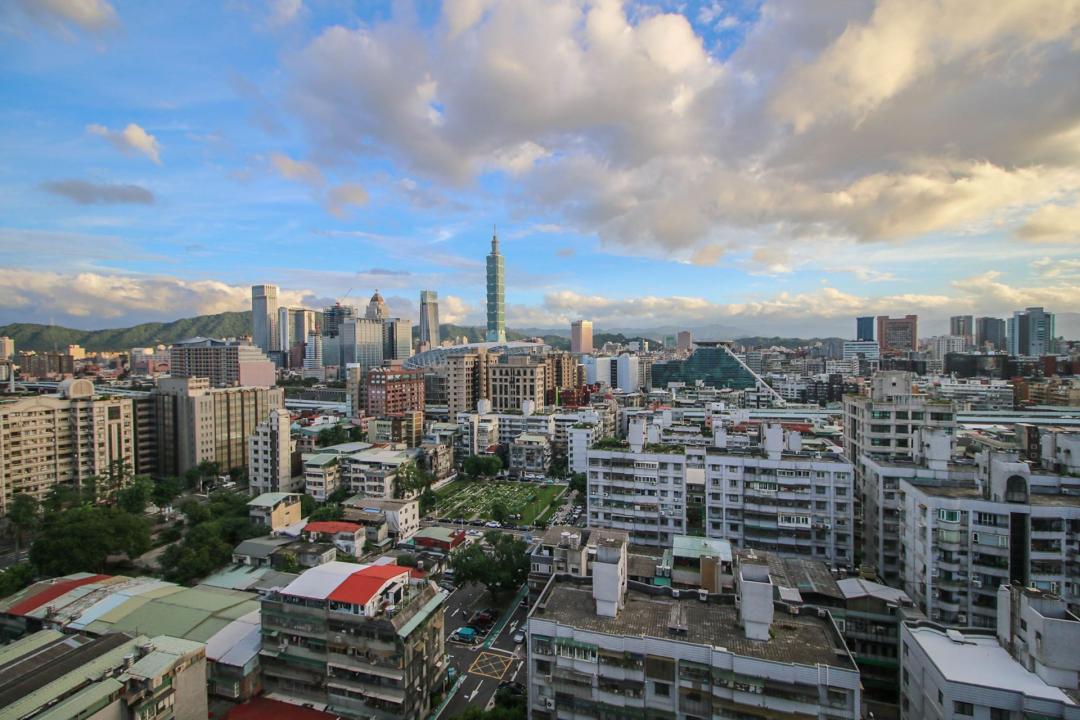台北市最新一期不動產交易資訊顯示，交易量較去年同期大減5成。