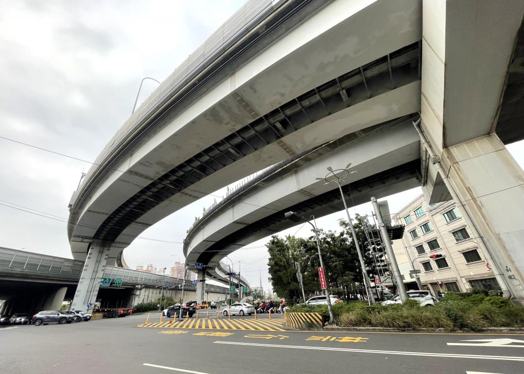 中山高五甲交流道，成為連結鳳山、前鎮、小港與中正辦公商圈的交通要道，便利交通讓鳳山五甲生活圈穩定成長。