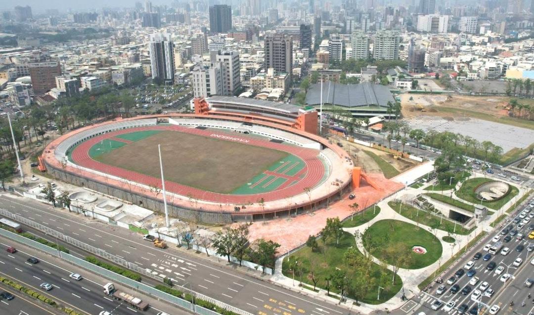 中正運動場在今年清明連假將以「Kaohsiung Highline」的全新地景面貌回歸！將成為一個結合運動、休閒與商業的複合空間。中正運動場周圍新案房價帶站穩4字頭，鄰近的衛武營特區日後推案將邁向5字頭。(圖:高市府提供)