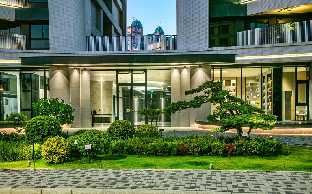 「多城市II」運用建築退縮綠化、頂樓太陽能光電、豐富休閒公設且戶戶配置雙機車位，持續吸引都會新貴、醫護與公教客層進場。(圖:多城國際提供)