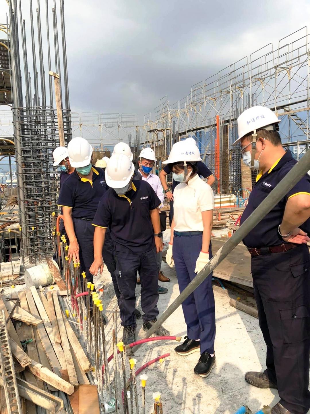 和通建設董事長李怡寧親臨工地帶領下，讓不同工班能無縫銜接，工程進度相當順利，也讓和通推出建案獲得優質營建口碑，也讓推案更順暢。(圖:和通建設提供)