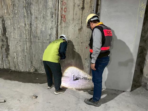 台南市府工務局近來已積極展開建築工地稽查，針對工地現場容易積水場域，檢查是否有登革熱病媒蚊孳生，若發現病媒蚊者，將依法勒令停工一週。(圖:南市府工務局提供)