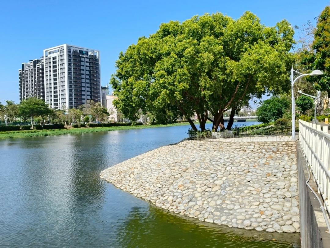 高雄市後勁溪景觀綠美化工程近期已順利完工，不僅著重改善後勁溪堤岸環境與整體景觀，更強調在地參與與民意尊重，實踐友善共融的施作理念，為後勁溪河畔注入嶄新風貌。(圖:高市府水利局提供)