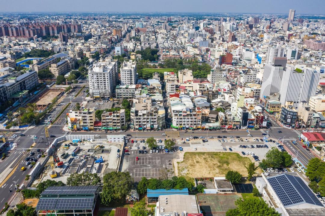 嘉義市東區民族國小公辦都更一期更是中彰投雲嘉地區首件公辦都市更新案，不僅吸引周邊地區知名建設公司整合土地危老重建，也帶動國有財產署地上權開發，對嘉義市未來整體發展具有重大影響。(圖:嘉義市府提供)