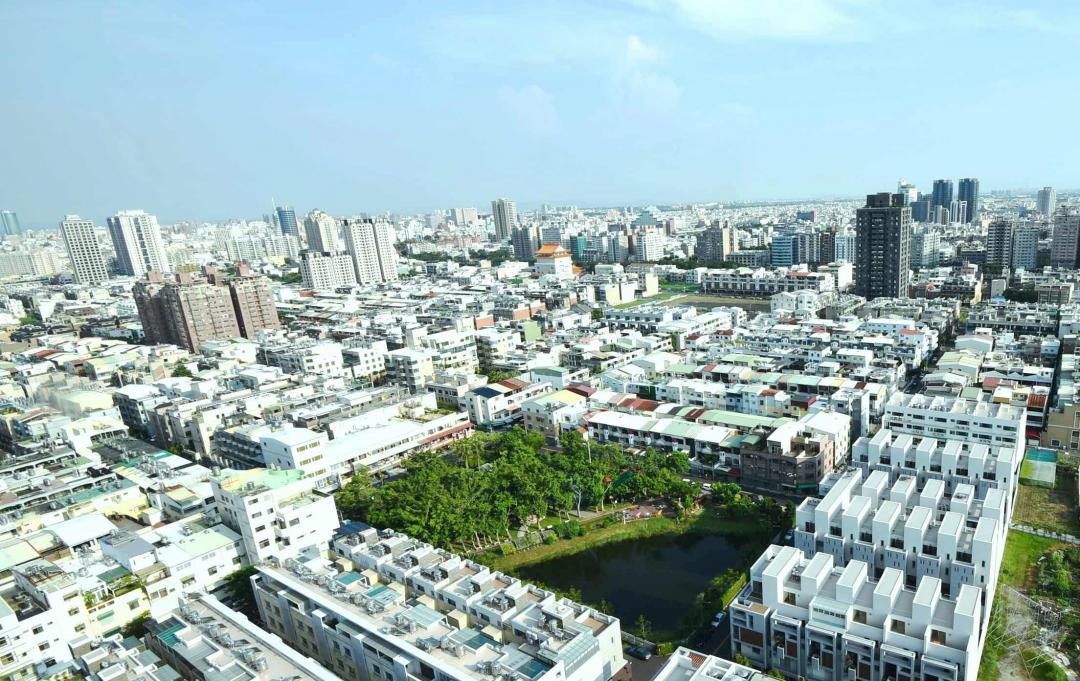 根據六都地政局統計，4月六都買賣移轉棟數合計1萬6,876棟，月減7.3%，年減幅更達26.3%。4月六都買賣移轉棟數普遍呈現年減、月減的趨勢，僅台南市為1,768棟，月增達14.1%。