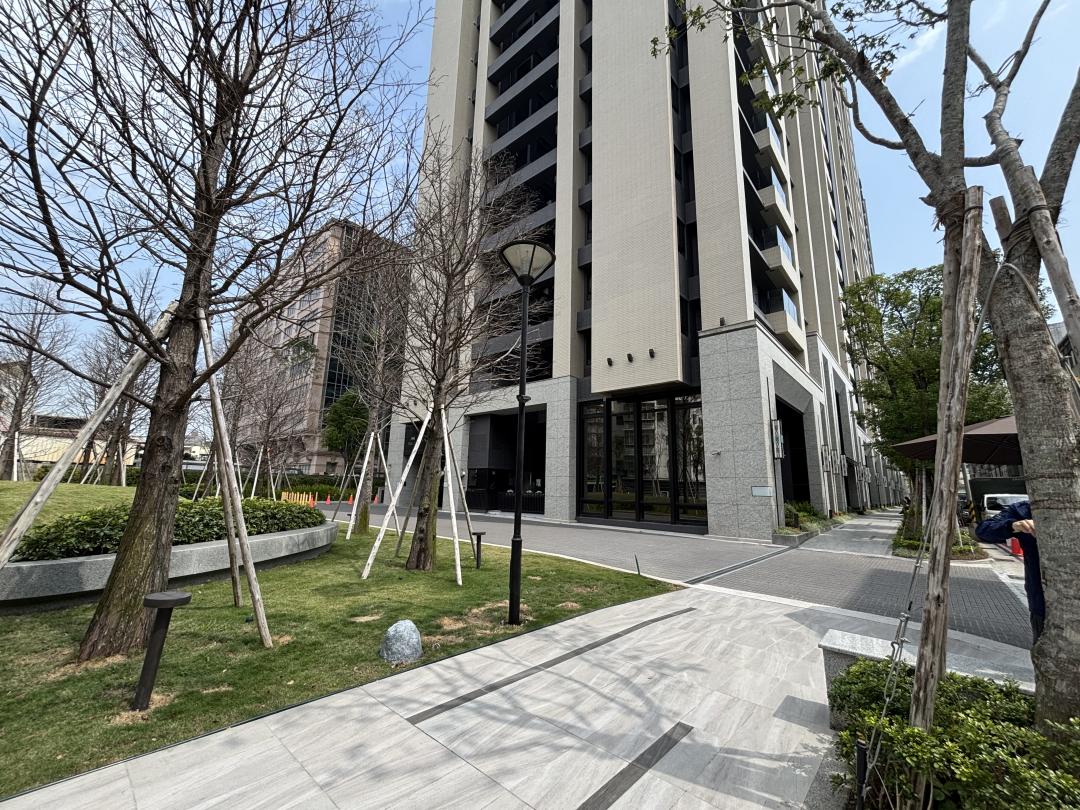 新北市自2019年起推動都更三箭政策，提供老舊建築物多元都市更新方案，至今已累積逾一千二百案核准。(圖/新北市政府提供)