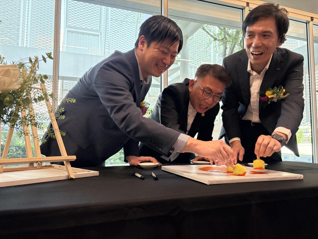 磐興建設總經理游金洲(中)、LIXIL集團設備董事長岩根聰太郎(右)及LIXIL建材董事長山田寬(左)2日親自一同出席與磐興建設的策略聯盟。(圖/記者張瀞勻攝)