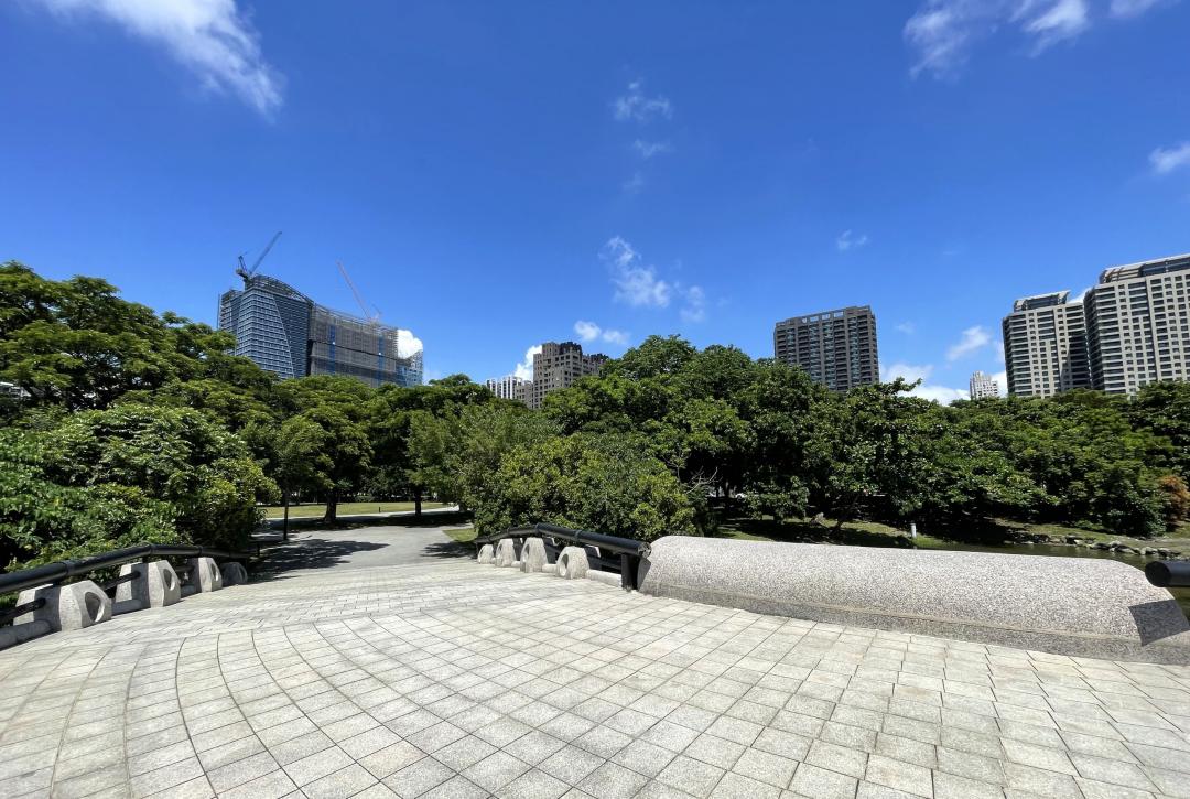 美術館園區核心生活圈，擁綠地、水景優質居家環境，加上鐵路地下化建設與輕軌建設、大美術館計劃等優勢條件下，帶動高質感住宅大樓市場蓬勃成長。